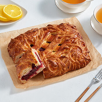 Пирог с вишней на сдобном слоеном тесте малый, Россия