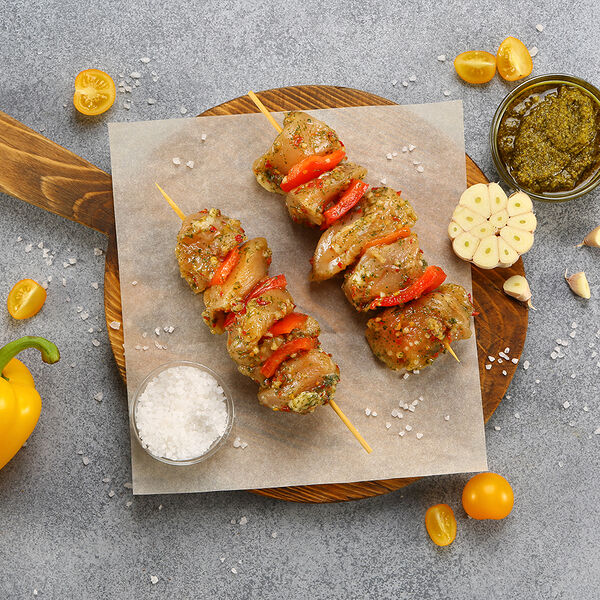 МясновЪ Шашлычок из филе грудки курицы с соусом Песто на шпажке