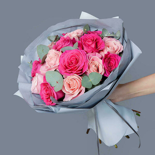 Монобукет из 15 малиново-розовых Роз микс 4 в упаковке с тишью Ирис