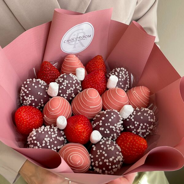 Букет из клубники в шоколаде Сладкое королевство S (19 ягод)