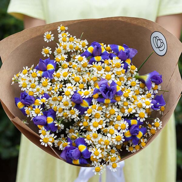 Букет из матрикарии и ирисов