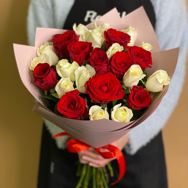 Букет из красных и белых роз 25 шт. (50 см)