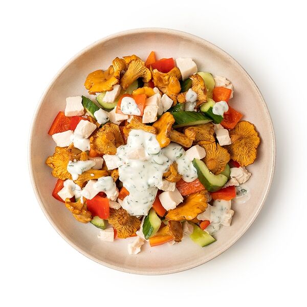 Салат с лисичками, филе цыпленка су-вид и йогуртовым соусом от бренд-шефа Россия