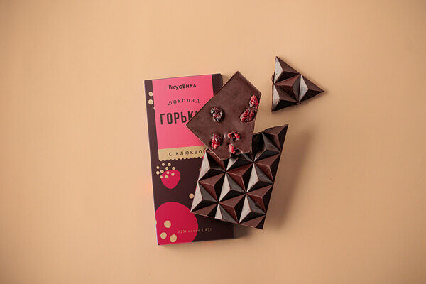 Шоколад горький с клюквой