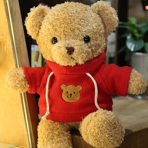 Плюшевый мишка в красной ткани