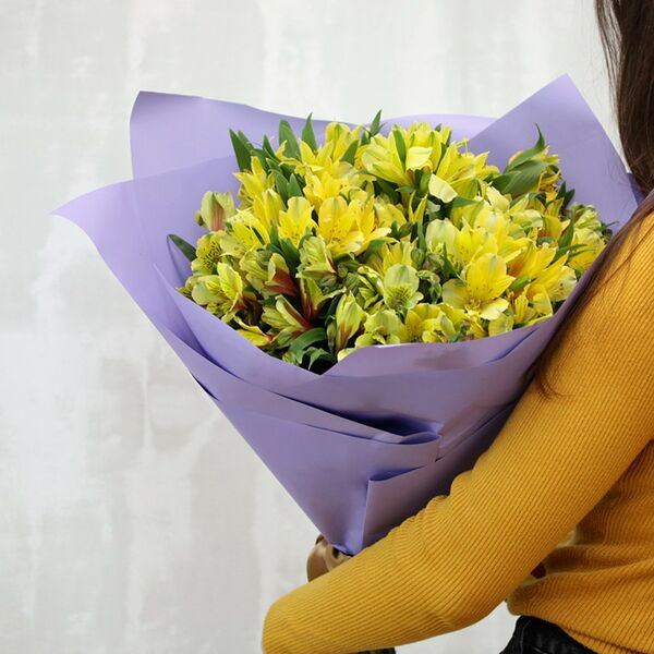Букет из 25 желтых альстромерий в стильной упаковке