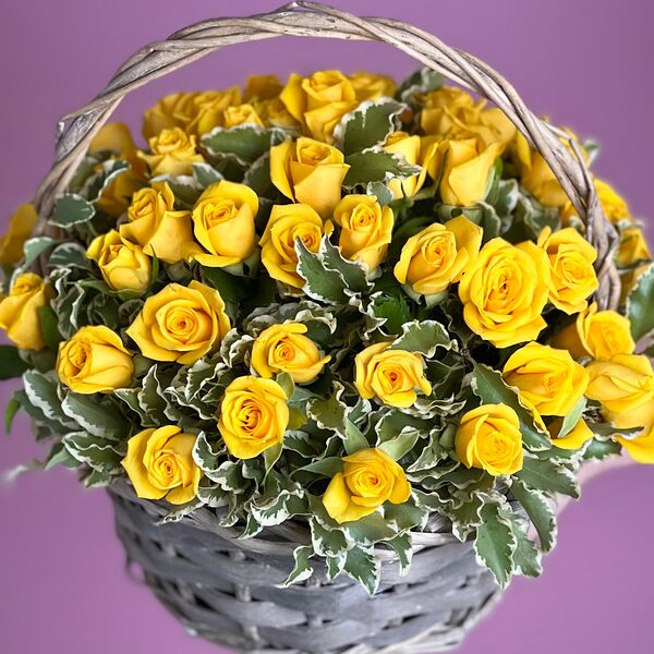 Желтые кустовые розы в корзине XS