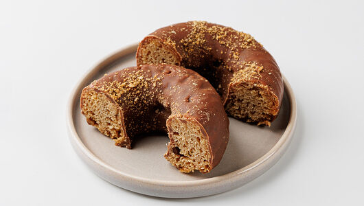 Пончик веган с семенами гречихи в шоколаде, кафе