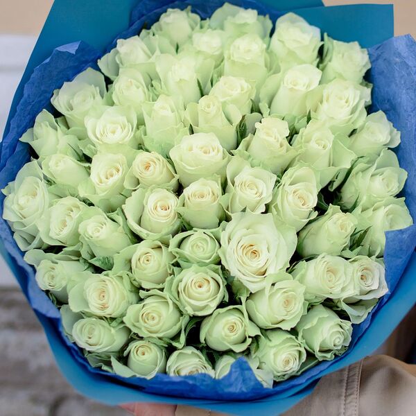 Букет из 51 белой розы 40 см (Кения) в голубой пленке