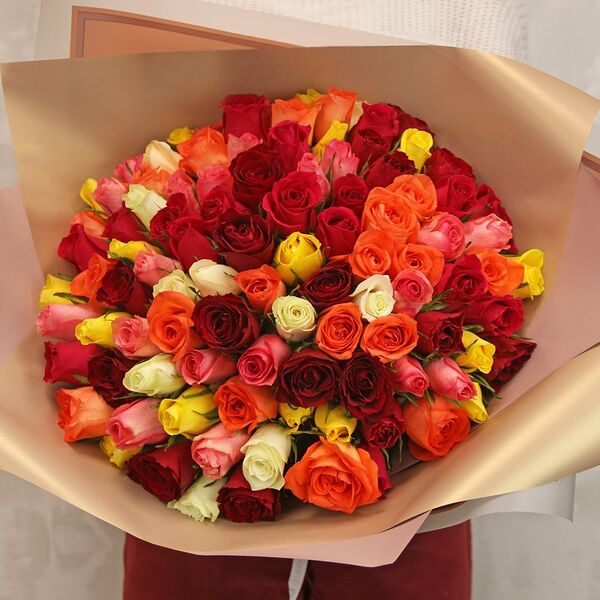Букет из 101 розы яркий микс 35-40 см (Кения) в упаковке