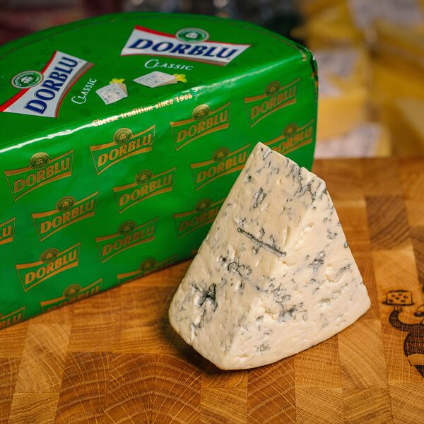 Сыр с голубой плесенью Дорблю