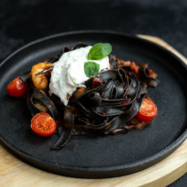 Черные тальятелле с лангустинами и страчателлой