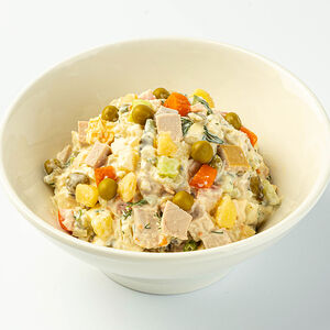 Салат "Оливье" с колбасой