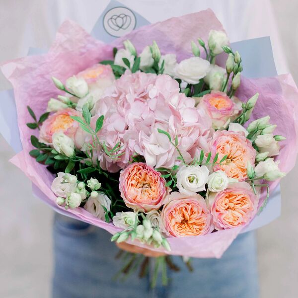 Букет из розовой гортензии, пионовидных роз Flash Back и лизиантусов с фисташкой в голубой пленке