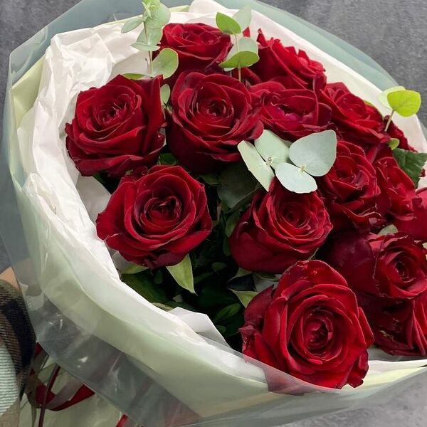 15 роз в стильном оформление