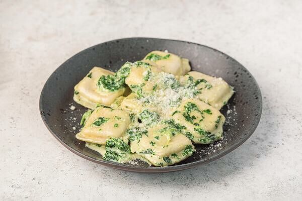 Равиоли с сыром пармезан и шпинатом
