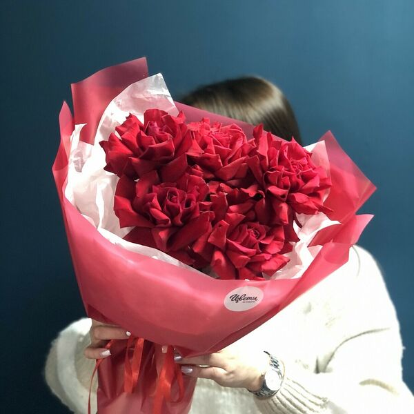 Букет из красных ажурных роз