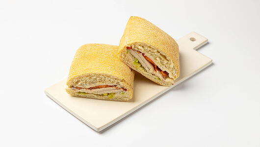 Чиабатта с индейкой су-вид и горчичным соусом