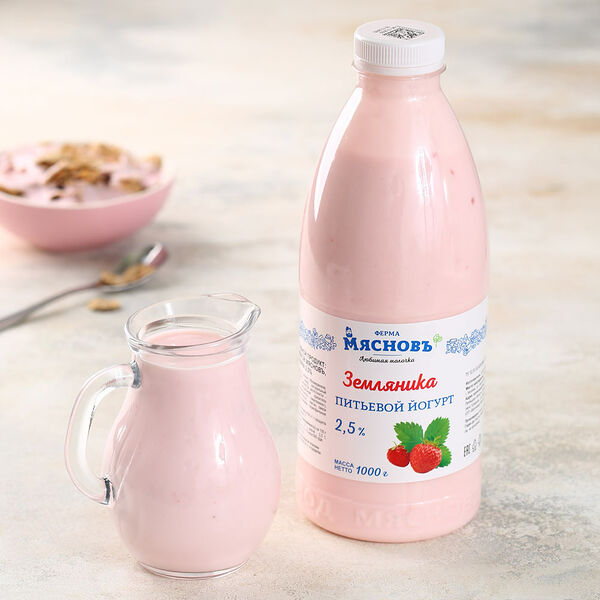 Йогурт питьевой земляника 2,5% МясновЪ Ферма