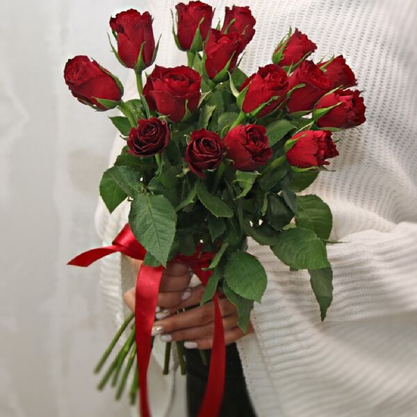Букет из 15 красных роз 35-40 см (Кения) под ленту