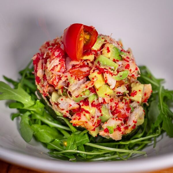 Салат из авокадо, краба и морепродуктов