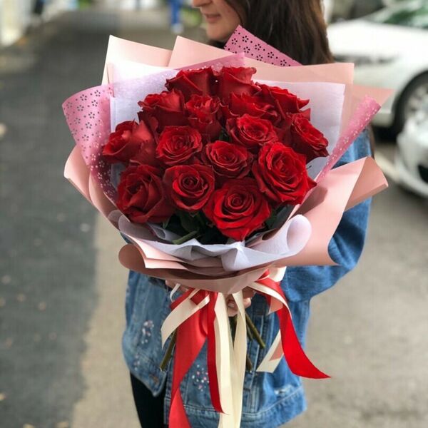 15 роз в оформлении