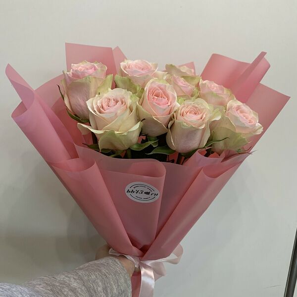 9 розовых роз в оформлении