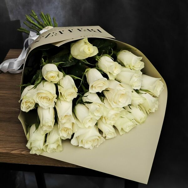 25 белых фирменных роз в стильной упаковке