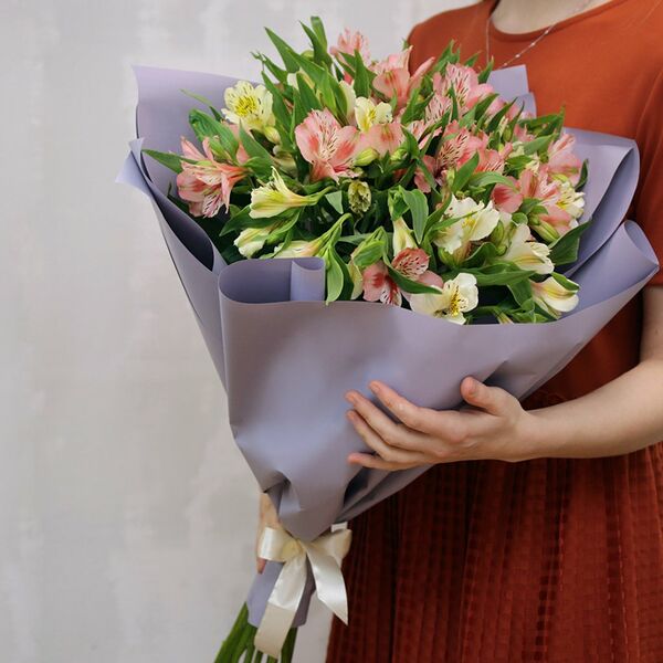 Букет из 15 альстромерий нежный микс в упаковке