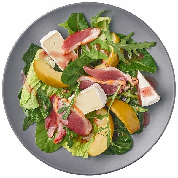 Салат с уткой магре, запечённым яблоком, сыром камамбер и соусом из инжира Шеф Перекрёсток, 160г