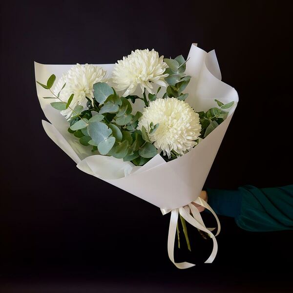 Букет цветов из 3 белых одноголовых хризантем