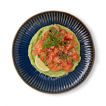 Тартар из лосося атлантического (сёмги) с гуакамоле Азбука вкуса