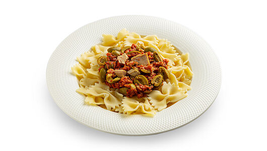 Паста Путтанеска с тунцом, оливками и томатами