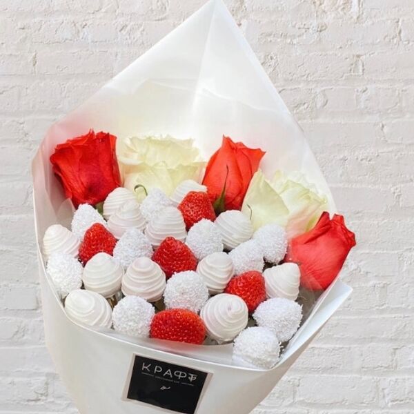 Красные и белые розы, букет из клубники в шоколаде Нежность