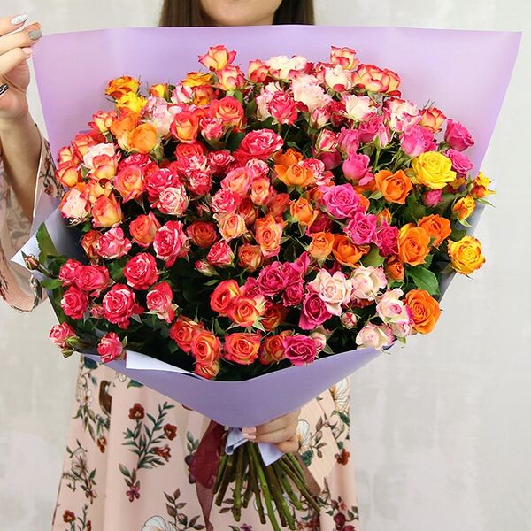 Букет из 25 кустовых высоких роз микс (70 см; Кения) в упаковке