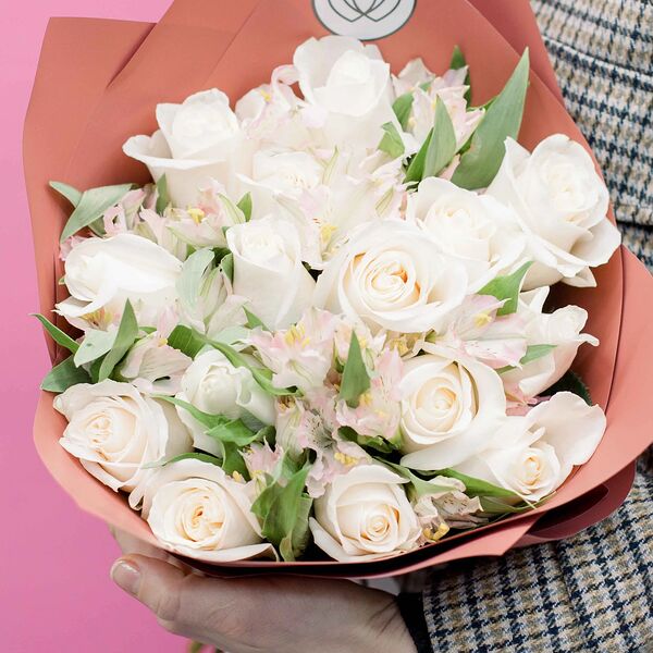 Букет из 15 белых роз Vendela 50 см (Эквадор) и 10 розовых альстромерий