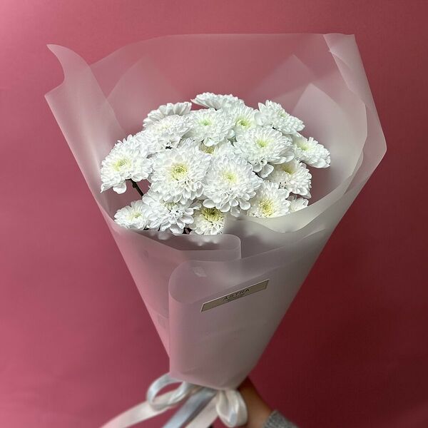 Букет из белых кустовых хризантем