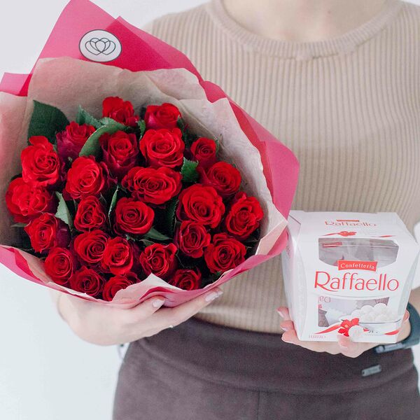 Букет из 25 красных роз 40 см (Кения) в упаковке + Rafaello