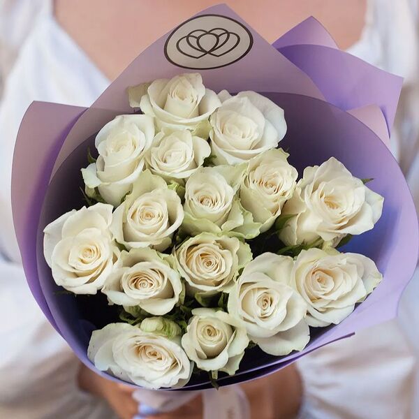 Букет из 15 белых роз 40 см (Кения) в сиреневой пленке