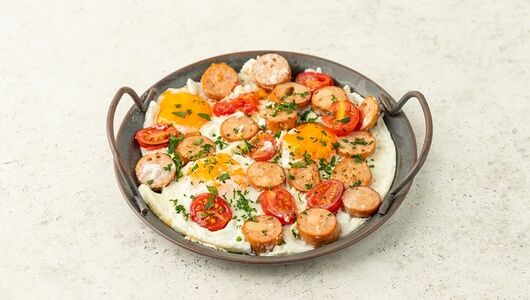 Яичница глазунья с пикантной сосиской и томатами