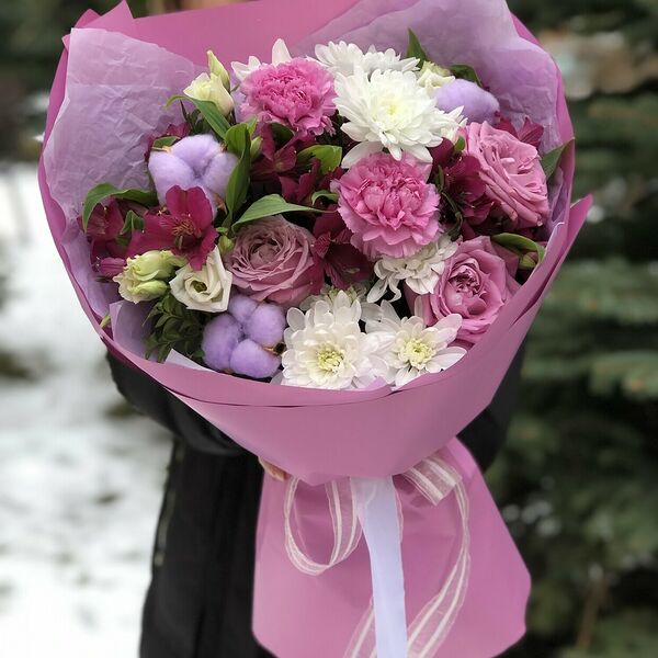 Букет из свежих цветов в сиреневых тонах