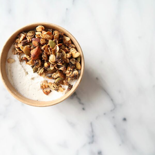 Взбитый творог с семенами ванили, гранолой и сливой, томлёной в шалфее