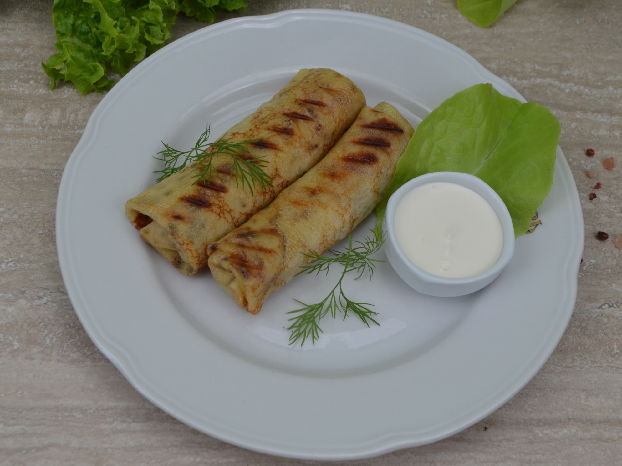 Блинчики, фаршированные ветчиной, сыром и сметаной
