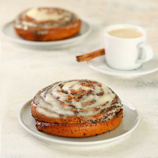 Булочка с маковой начинкой под сливочным кремом МясновЪ Пекарня