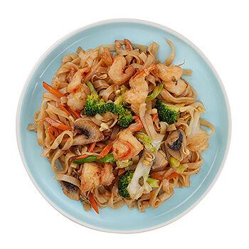 Рисовая лапша с креветками, овощами и устричным соусом