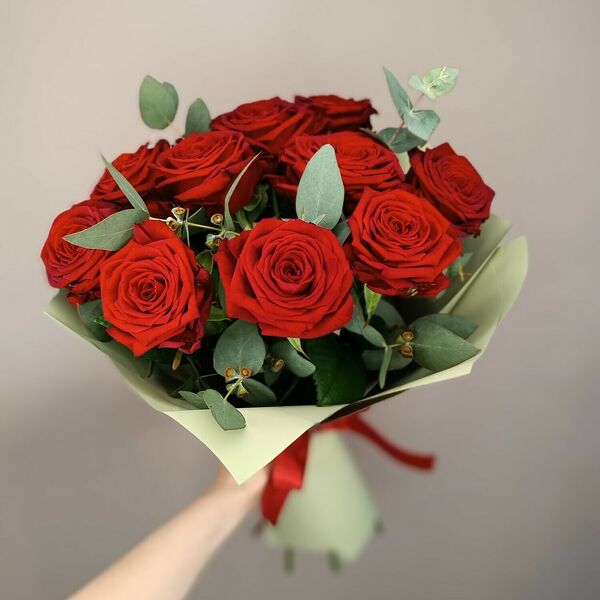 11 премиум роз с эвкалиптом