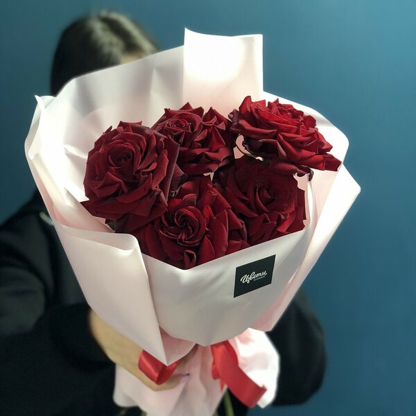 Букет красных ажурных роз