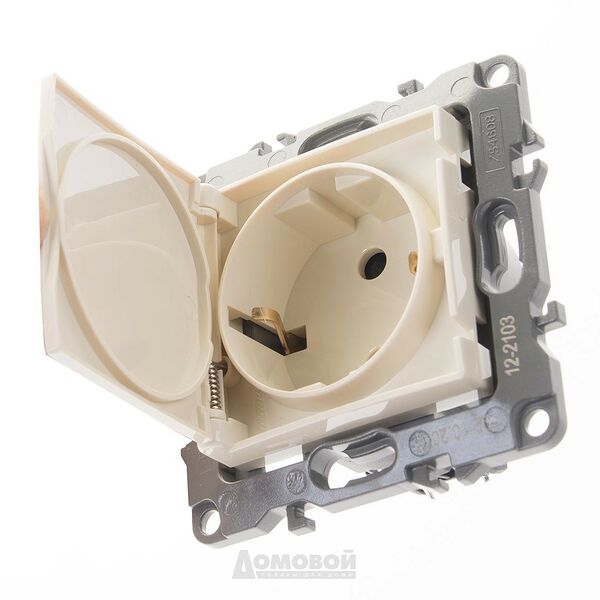 Розетка ЭРА 12 одинарная, с заземлением, со шторками, IP44, слоновая кость