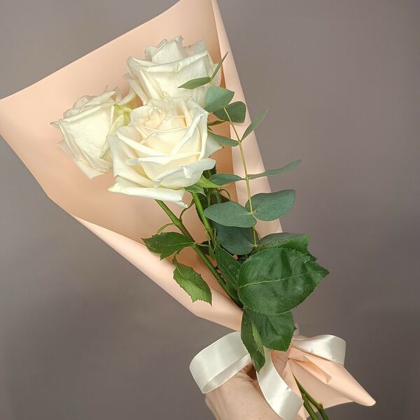 3 розы с эвкалиптом в стильной упаковке