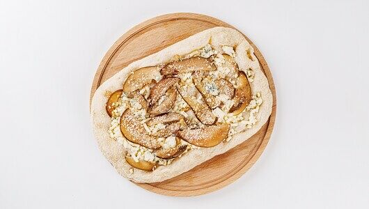 Пицца римская с грушей и сыром с голубой плесенью